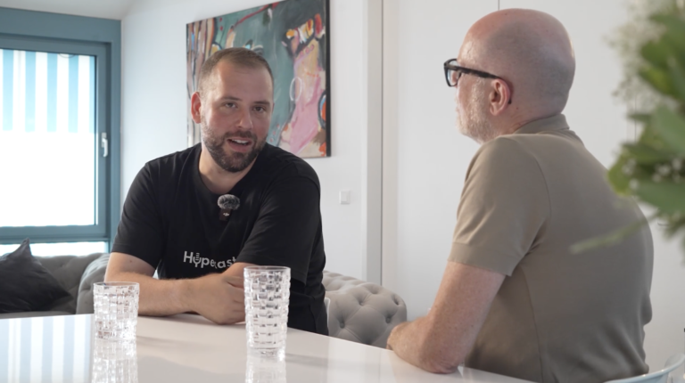 Maximilian Conrad (Hypecast): Warum Unternehmen ihre eigene Stimme brauchen